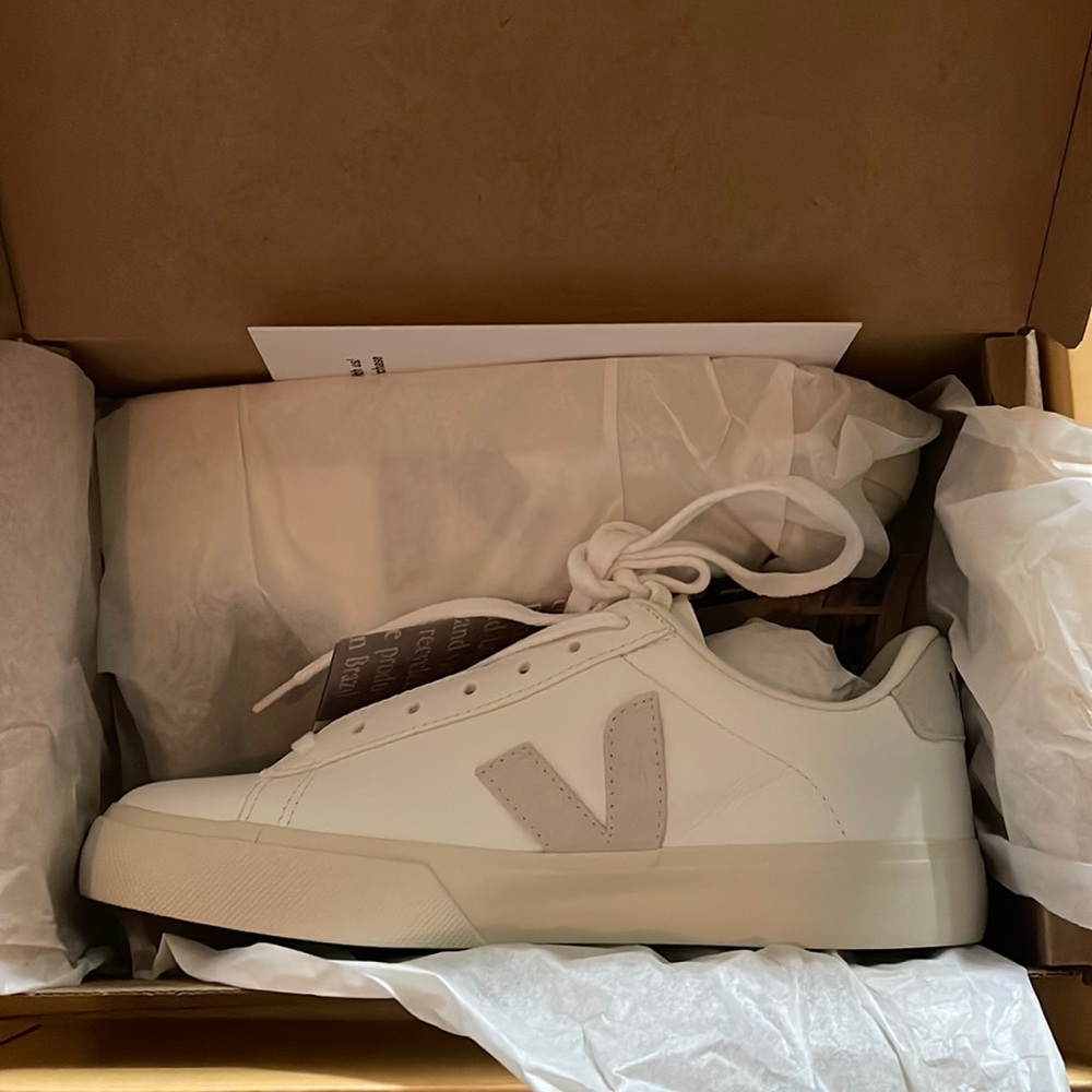 Brand New womens Vejas